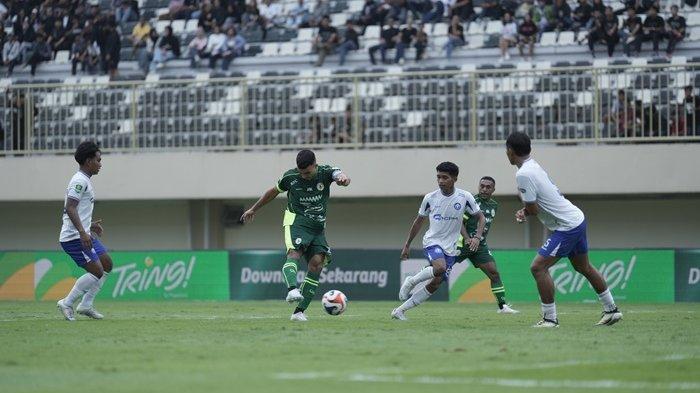 MENANG - Pemain PSS Sleman, Gustavo Tocantins, saat menghadapi pemain Persipal Palu di Stadion Maguwoharjo Sleman, Sabtu (4/4/2026). Pada laga ini, PSS Sleman sukses meraih kemenangan telak 7-0.