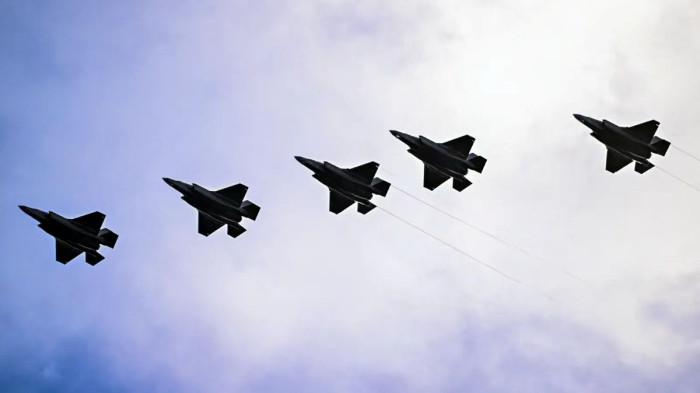 JET AS - Jet Marinir Amerika Serikat (AS) mendekati formasi ke Bandara José Aponte de la Torre di Ceiba, Puerto Rico, pada 13 September 2025. AS mengerahkan kekuatan besar di kawasan Karibia dalam dalih perang melawan narkoba dengan targetnya adalah Venezuela.