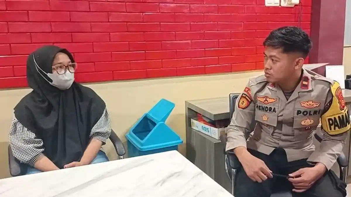 DISERAHKAN KE POLISI - FY oknum guru SMKN 1 Palembang yang dilaporkan telah melakukan penipuan hingga miliaran rupiah, diserahkan para korbannya ke Polrestabes Palembang, Sabtu (4/4/2026) sore. Kepada polisi FY mengaku uang dengan jumlah miliaran itu habis begitu saja akibat jasa penukaran uang yang dilakukannya.