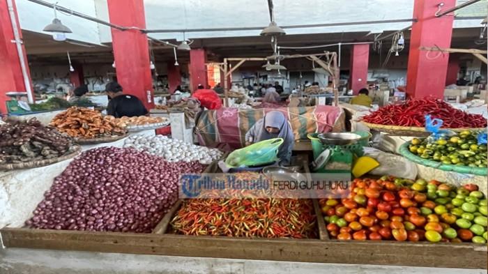 CABAI - Harga bahan pokok terpantau masih mahal di Pasar Bersehati, Manado, Sulawesi Utara (Sulut). Pasar Bersehati terletak di Jalan Nusantara Calaca, Kecamatan Wenang, Kota Manado, Sulut. 