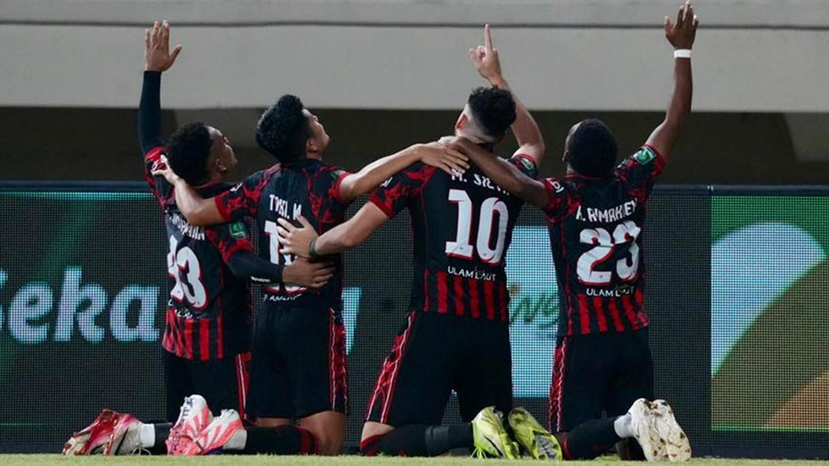 CHAMPIONSHIP 2025/2026 - Para pemain Persipura Jayapura berselebrasi setelah mencetak gol ke gawang Persipal Palu dalam match day ke-12 Championship 2025/2026 di Stadion Lukas Enembe, Jayapura, Papua pada Rabu, 12 November 2025 pukul 17.00 WIB.