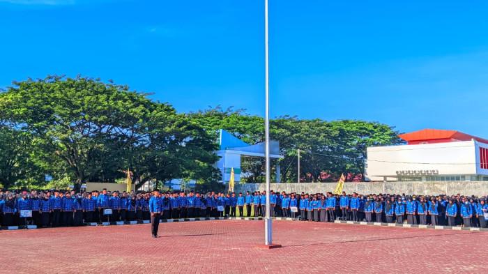 WFH GORONTALO -- ASN Pemerintah Provinsi Gorontalo saat mengikuti apel di Halaman Museum Purbakala Gorontalo. Penerapan WFH dan WFA di masing-masing daerah di Gorontalo memiliki pola yang berbeda-beda.