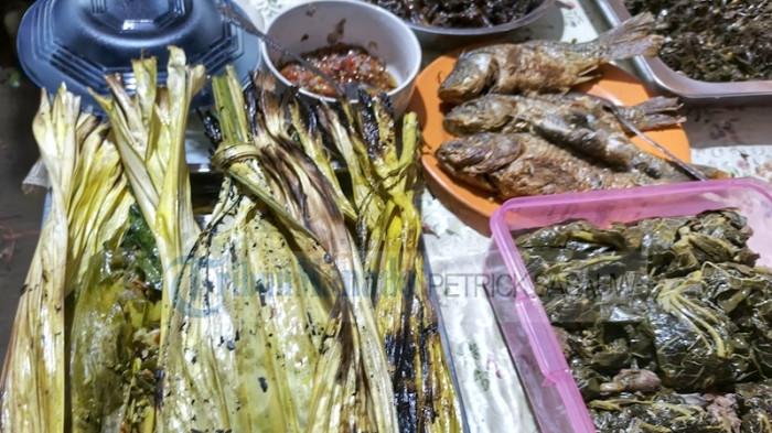 MENU EKSTREM - Potret Menu Makanan Ekstrem yang disanikan Dimomen Pengucapan di Desa Kawatak, Kec. Langowan Selatan, Kab. Minahasa, Sulawesi Utara, Minggu (5/4/2026).