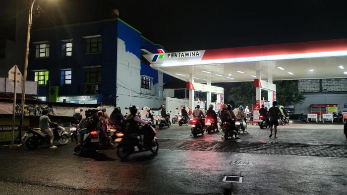 SITUASI SPBU - Situasi antrean tiga SPBU di kawasan Kemanggisan, Kemandoran dan Kebon Jeruk masih normal di tengah isu kenaikan harga BBM yang mencapai hingga Rp 9.000 per liter, Senin (30/3/2026). (Tribunnews.com/Lita Febriani).