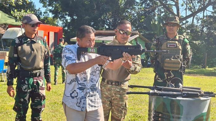 Asisten II Muhammad Noor, didampingi Danyonif TP 829/BA, Letkol Inf Deky Febrianto