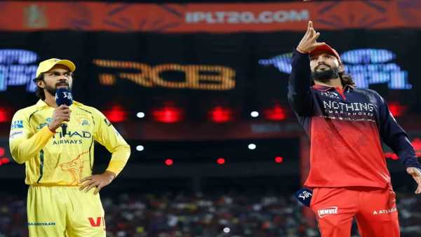 RCB vs CSK : चेन्नईच्या बाजूने नाणेफेकीचा कौल, आरसीबीची होम ग्राउंडमध्ये बॅटिंग, विराट किती धावा करणार?