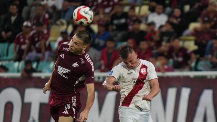 MENTALITAS PEMAIN - Striker PSM Makassar Luka Cumic duel bola udara dengan penyerang sayap Persis Solo Roman Paparyga pada pekan 26 Super League 2025/2026 di Stadion BJ Habibie, Kota Parepare, Sulawesi Selatan (Sulsel), Sabtu (4/4/2026). Masalah mentalitas hantui PSM Makassar.