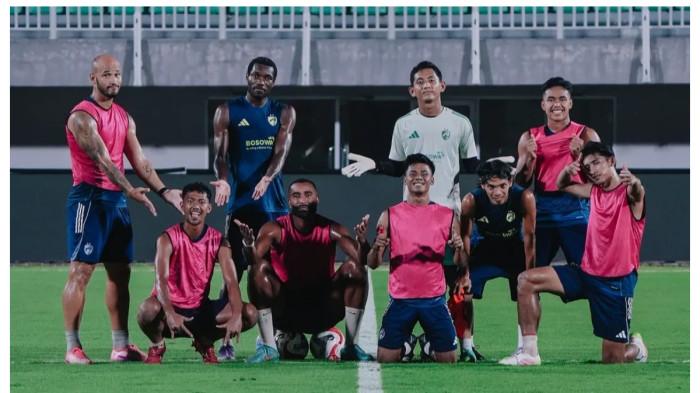 SUSUNAN PEMAIN - Skuad PSM Makassar  berfoto bersama usai jalani official training jelang lawan Persis Solo pada pekan 26 Super League 2025/2026 di Stadion BJ Habibie, Kota Parepare, Sulawesi Selatan (Sulsel),  Sabtu (4/4/2026). Reza Arya gantikan Hilman Syah di bawah mistar gawang.
