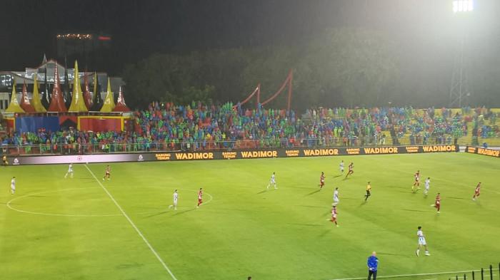 BRI SUPER LEAGUE- Jalannya pertandingan Semen Padang menghadapi Persib Bandung di Stadion GOR Haji Agus Salim, Padang, Minggu (5/4/2026) malam.