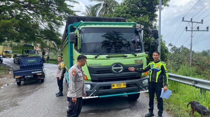 KECELAKAAN- Truk yang terlibat kecelakaan dengan sepeda motor di Jorong Aro, Nagari Talang, Kecamatan Gunung Talang, Kabupaten Solok, Minggu (5/4/2026) siang.