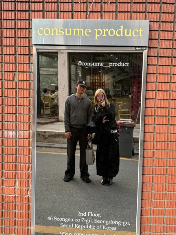 Ánh và Sun-jae chụp ảnh chung tại Hàn Quốc. Ảnh: NVCC