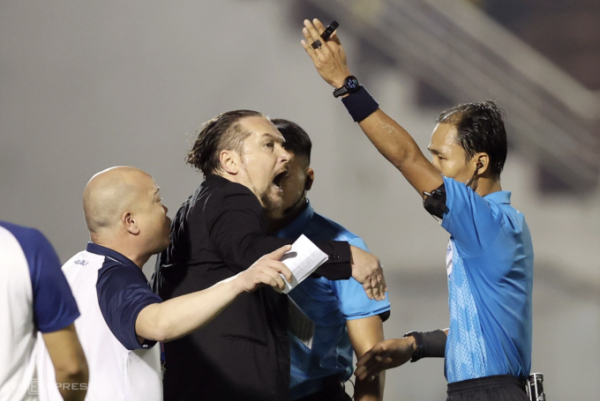 Trọng tài Lê Vũ Linh (phải) truất quyền chỉ đạo của HLV Thanh Hóa Velizar Popov ở trận hòa CLB TP HCM 2-2 tại vòng 13 V-League 2024-2025, trên sân Thống Nhất tối 14/2. Ảnh: Đức Đồng