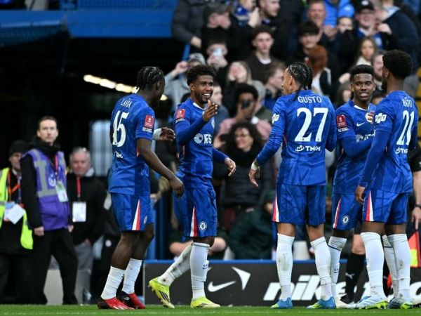 Para pemain Chelsea merayakan gol Andrey Santos ke gawang Port Vale pada duel Piala FA di Stamford Bridge, London (4/4/2026).