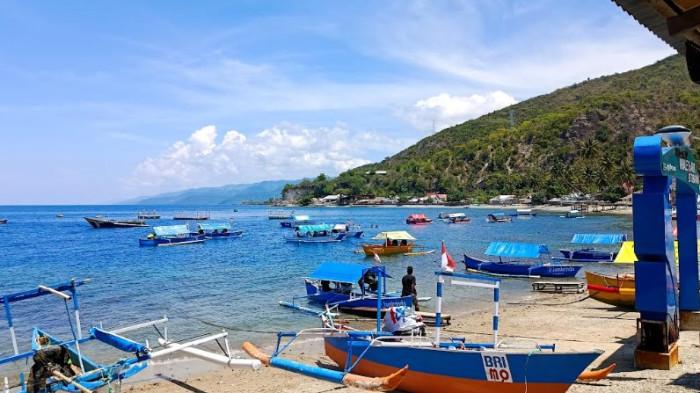 DESTINASI HIU PAUS -- Suasana di destinasi Hiu Paus, Desa Botubarani, Kabupaten Bone Bolango, Gorontalo, Sabtu (4/4/2026). Pengunjung mencapai seribu orang sejak Januari hingga April 2026. (Sumber foto/TribunGorontalo.com/Jefri Potabuga)
