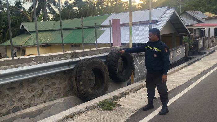 TKP -- Petugas menunjuk lokasi kecelakaan di Jalan Rusli Habibie, Desa Biluhu Timur, Batudaa Pantai.
