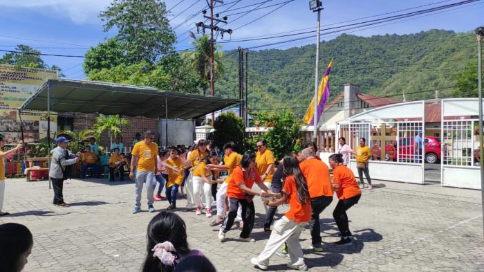 SEMARAK PASKAH -- Potret jemaat GPIG Jemaat Imanuel dan GPIG Jemaat Sentrum Gorontalo asyik mengikuti permainan dalam rangka perayaan Hari Paskah, Minggu (5/4/2026).