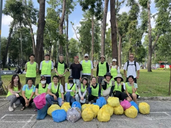 Mr. Kenta Fuji (white shirt, right cover) and a team of volunteers clean up trash at April 30 Park, Ho Chi Minh City, on the morning of March 29. Photo: Ngoc Ngan
