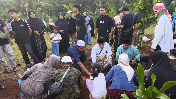 PEMAKAMAN - Proses pemakaman Dadang (58), korban penganiayaan saat pesta pernikahan, berlangsung khidmat di TPU Kampung Cijelar, Desa Depok, Kecamatan Darangdan, Kabupaten Purwakarta, Minggu (5/4/2026). Dadang meninggal dunia usai dianiaya sekelompok pria saat acara hajatan di rumahnya.
