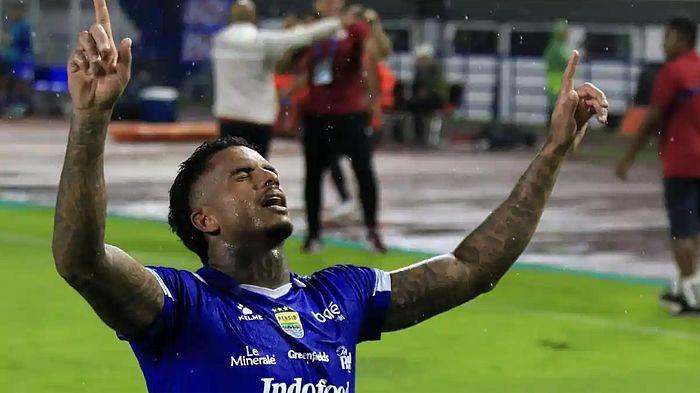 SELEBRASI RAMON - Pemain Persib Bandung Ramon Tanque melakukan selebrasi setelah mencetak gol ke gawang Borneo FC di Stadion GBLA, Jumat (5/12/2025). Ramon kembali cetak gol saat melawan Semen Padang di Stadion H Agus Salim, Padang, Minggu (5/4/2026). (Foto: Tribun Jabar/Gani Kurniawan)