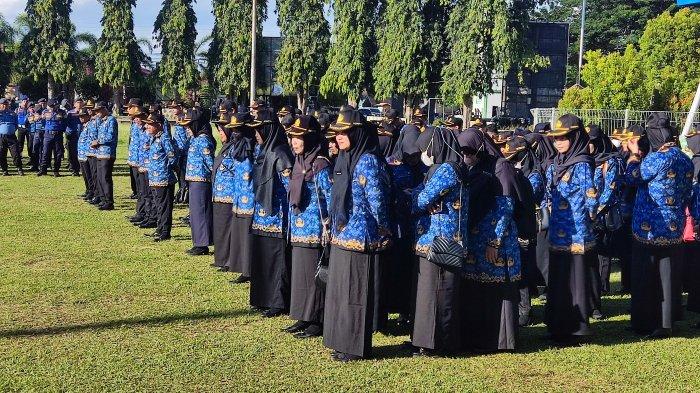 ASN NAIK PANGKAT - Potret ASN Kabupaten Boalemo Provinsi Gorontalo mengikuti apel perdana yang di Alun-Alun Tilamuta, pada senin (14/4/2025). Sejumlah ASN menerima SK kenaikan pangkat dari Bupati Boalemo.