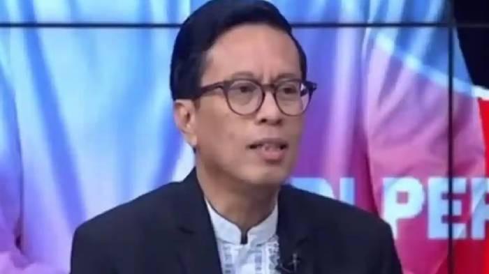 TERTAWAKAN ROY SURYO - Ketua Umum Jokowi Mania, Andi Azwan dalam tayangan iNews Room yang diunggah pada Kamis (16/10/2025). Setelah melaporkan ijazah Rismon Sianipar, Andi kini jadi sorotan lagi karena menertawakan sikap Roy Suryo Cs yang minta kasus dihentikan.