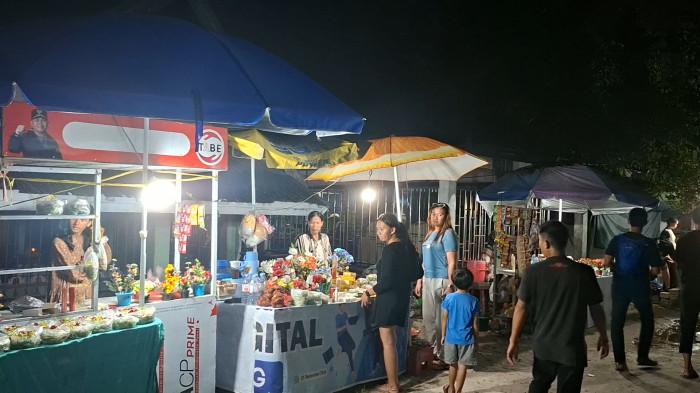 PEDAGANG BUNGA - Para pedagang bunga dan lilin yang berjualan di kawasan pemakaman Kristen, Jalan Tjilik Riwut Km 2,5, Palangka Raya, Sabtu (4/4/2026).