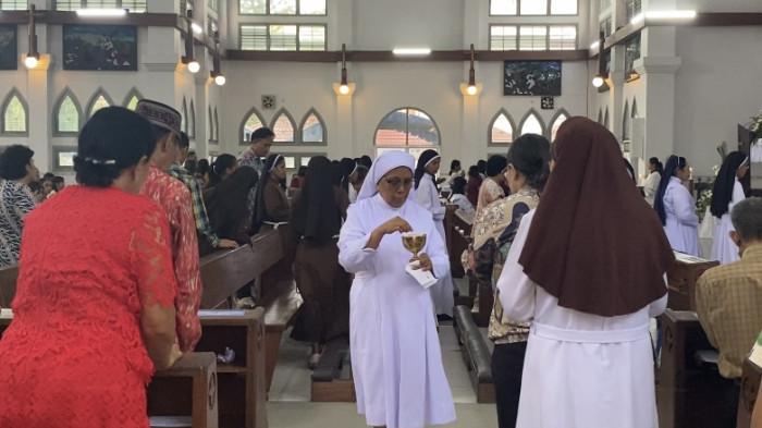 MISA - Ratusan umat mengikuti Misa Hari Raya Paskah di Gereja Santa Maria - Katedral Palangka Raya, Minggu (5/4/2026), dalam suasana khidmat sejak pagi.
