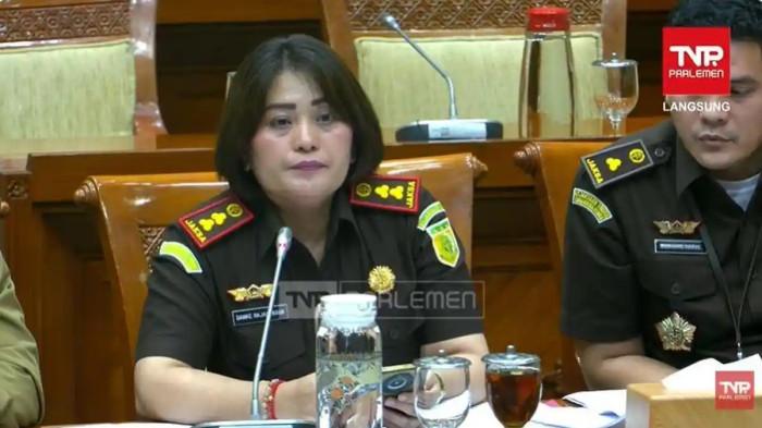 KAJARI KARO DICECAR - Kajari Karo, Danke Rajakguguk, ketika RDPU bersama Komisi III DPR terkait kasus yang menjerat Amsal Sitepu di kompleks parlemen, Senayan, Jakarta, Kamis (2/4/2026). (Tangkapan layar dari YouTube TV Parlemen)