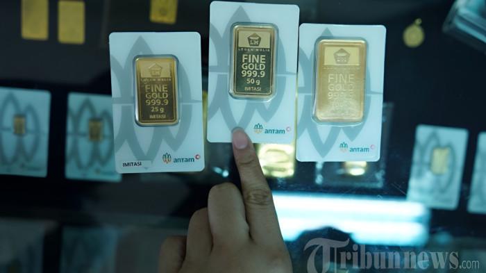 HARGA EMAS - Karyawan menunjukkan emas batangan di Gedung Antam, Jakarta Selatan, Rabu (9/4/2025).