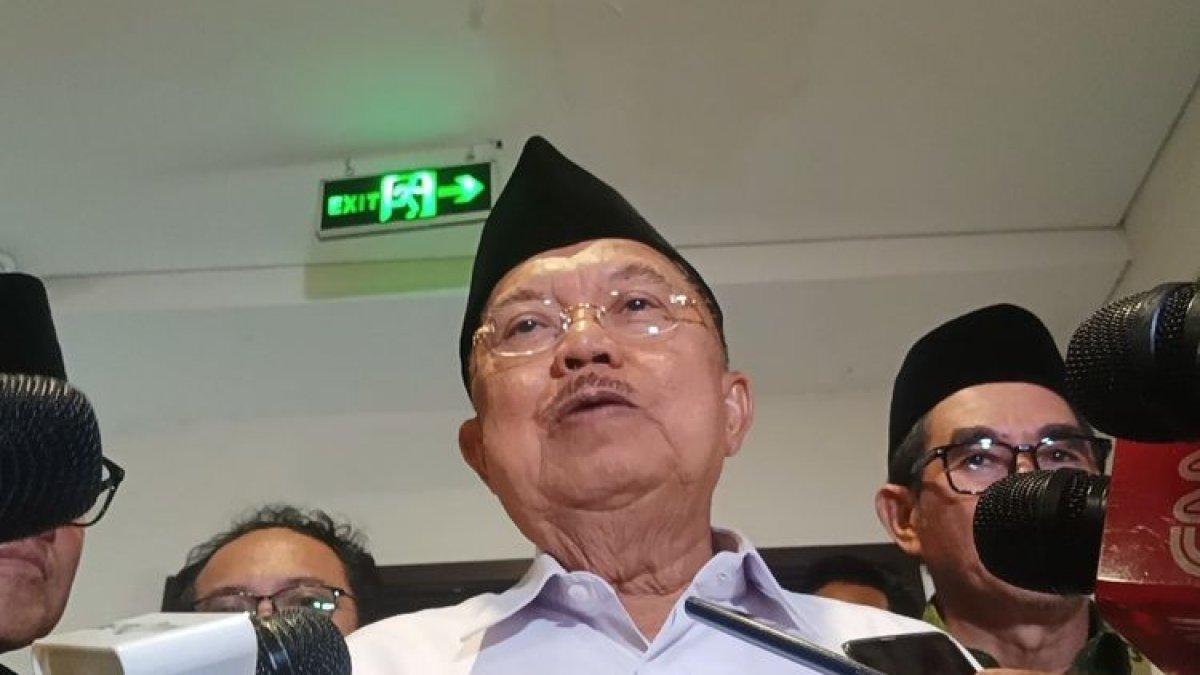 Wakil Presiden ke-10 dan ke-12 RI, Jusuf Kalla (JK) usai menghadiri acara pertemuan antara pengusaha dengan calon wakil presiden (cawapres) nomor urut 1, Muhaimin Iskandar (Cak Imin) yang digelar di Surabaya, Jawa Timur, Rabu (10/1/2024).