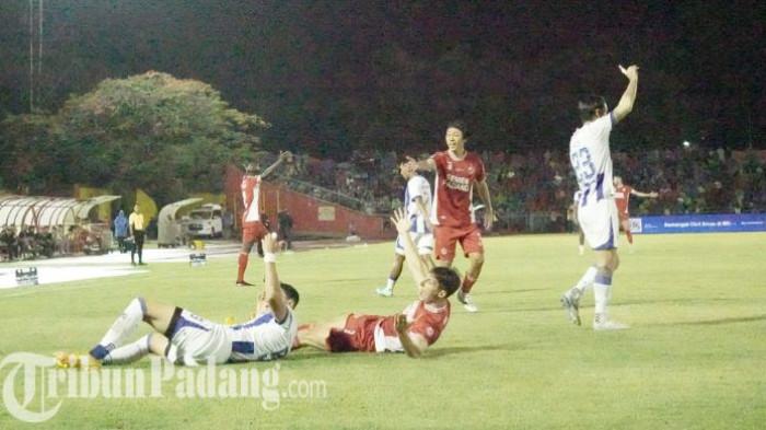 BRI SUPER LEAGUE - Pertandingan Semen Padang FC vs Persib Bandung di Stadion Haji Agus Salim Padang, Minggu (5/4/2026). Semen Padang FC terpaksa mengakui keunggulan Persib Bandung dengan skor akhir 0-2.