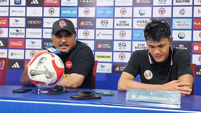 SEMEN PADANG FC - Pelatih Semen Padang FC Imran Nahumarury bersama pemain Ade Kristiano memberikan keterangan kepada awak media dalam sesi jumpa pers usai laga melawan Persib Bandung pada lanjutan BRI Super League di Stadion Haji Agus Salim, Minggu (5/4/2026). Semen Padang kalah 0-2 dalam pertandingan tersebut.