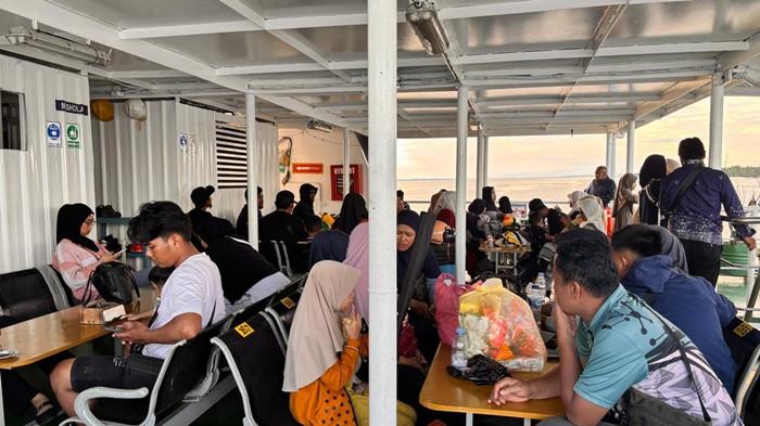 Tampak sejumlah penumpang saat berada di atas kapal feri KMP Manta II