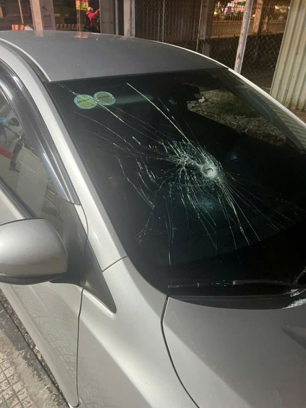 Xác minh nhóm thanh niên đi xe máy chặn đầu đập bể kính ô tô vì tài xế bấm còi xin đường - Ảnh 2.