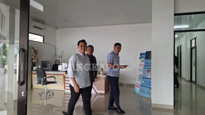 ANGGOTA DPRD PANGKALPINANG -- Ketiga anggota DPRD Kota Pangkalpinang saat hendak menuju ke lantai atas Kejari Pangkalpinang, Senin (6/4/2026)