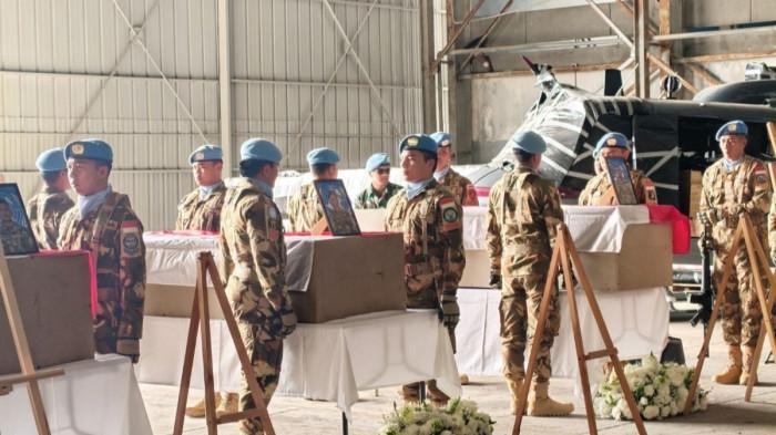 TNI GUGUR DI LEBANON - Upacara pelepasan dan penghormatan jenazah ketiga personel penjaga perdamaian Indonesia yang tergabung dalam misi United Nations Interim Force in Lebanon (UNIFIL) dilaksanakan di Bandara Internasional Rafic Hariri, Beirut, Lebanon pada Kamis (2/4/2026).