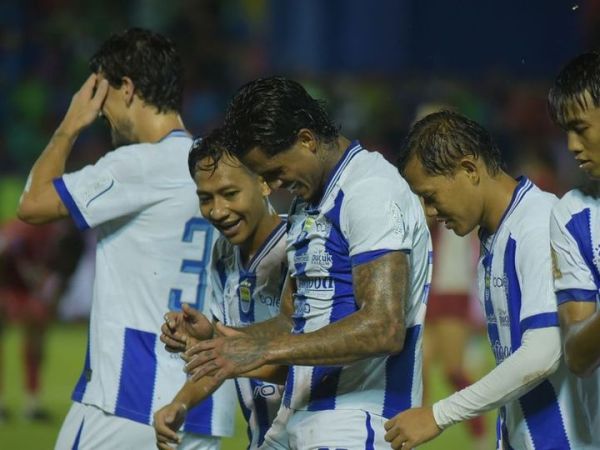 Pemain Persib melakukan selebrasi setelah mencetak gol ke gawang Semen Padang, Minggu (5/4/2026).