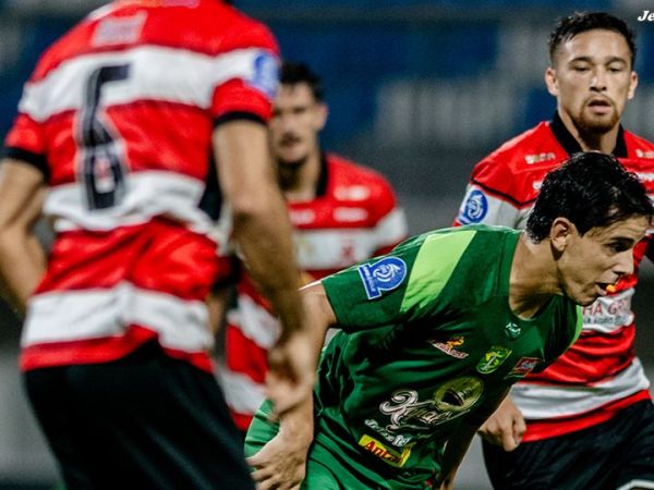 Jordy Wehrmann berduel dengan Bruno Moreira saat laga Madura United Vs Persebaya Surabaya di Stadion Gelora Madura Ratu Pamelingan, Sabtu (3/1/2026).