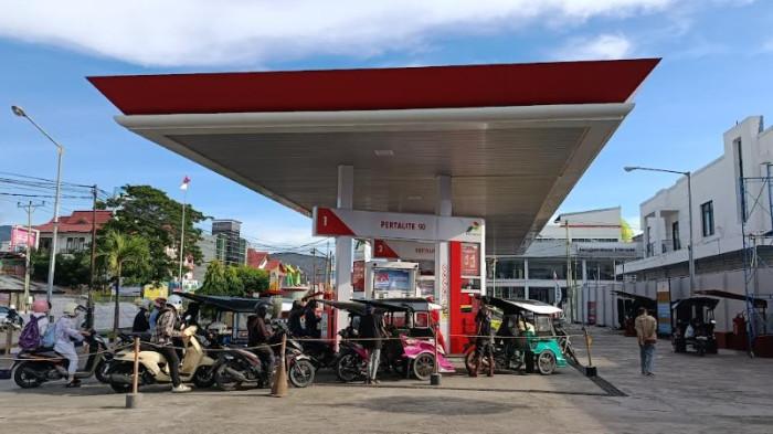 ANTREAN BBM -- Potret antrean pengendara di SPBU Nani Wartabone Kota Gorontalo, Rabu (1/4/2026). (Sumber foto: TribunGorontalo.com/Jefri Potabuga)