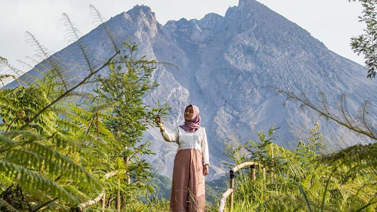 WISATA ALAM KLATEN - Puncak Gunung Merapi yang terlihat begitu dekat di obyek wisata Kali Talang, Klaten, Jawa Tengah.