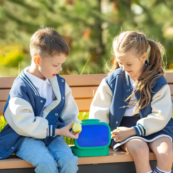kids sharing lunch at school mom praised for sending extra food despite school trying to stop it