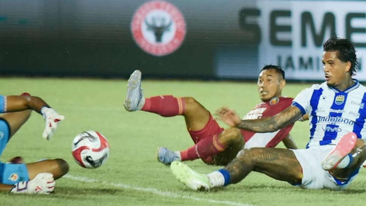 CUPLIKAN LAGA - Potret laga Semen Padang kontra Persib Bandung bakal tersaji di Stadion H Agus Salim, Padang, Sumatera Barat, Minggu (5/4/2026).