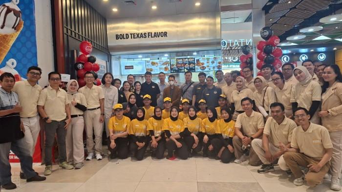 BISNIS FOOD AND BEVERAGE- Managing Director PT Quick Serve Indonesia, Julius Evan Kristianto (Mengenakan batik) bersama jajaran ketika peresmian gerai Texas Chicken di Summarecon Mall Bekasi 2, Kecamatan Bekasi Utara, Kota Bekasi, Senin (6/4/2026). (TribunBekasi/RendyRutamaPutra).