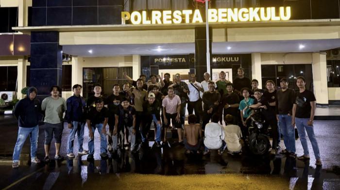 PENGEROYOKAN-Kasus pengeroyokan brutal yang menewaskan seorang remaja asal Kabupaten Seluma Bengkulu akhirnya terungkap. Ketiga pelaku masing-masing berinisial DN (19), AI (18), dan AR (17). Mereka ditangkap pada Rabu, 1 April 2026 di kawasan Gang Setia Negara, Kelurahan Kandang Mas, Kecamatan Kampung Melayu.