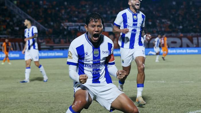 MERAYAKAN GOL - Gelandang Persib Bandung, Adam Alis merayakan gol setelah menjebol gawang Borneo FC pada pertandingan tunda pekan ke-21 Super League di Stadion Segiri Samarinda, Minggu (15/3/2026) malam WIB.