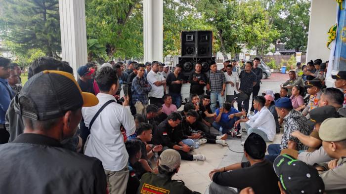 DEMO - Puluhan penambang emas yang saat ini masih berstatus 