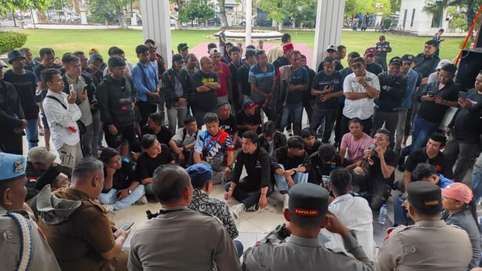 DEMO -- Suasana demo di teras Rujab Gubernur Gorontalo, Senin (6/4/2026).