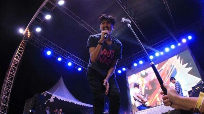 Penampilan Duta sebagai vokalis dari grup musik Sheila On 7