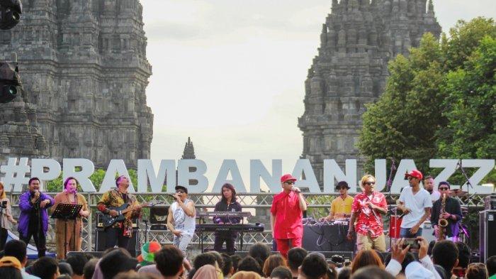 Penampilan Jogja Hip Hop Foundation saat tampil di Prambanan Jazz 2019 di pelataran Candi Prambanan, Sleman, Jumat (5/7/2019)