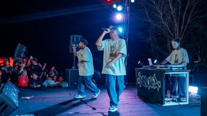 NDX AKA Goyang Ribuan Fans Sembari Nikmati Malam Syahdu di Obelix Hills
